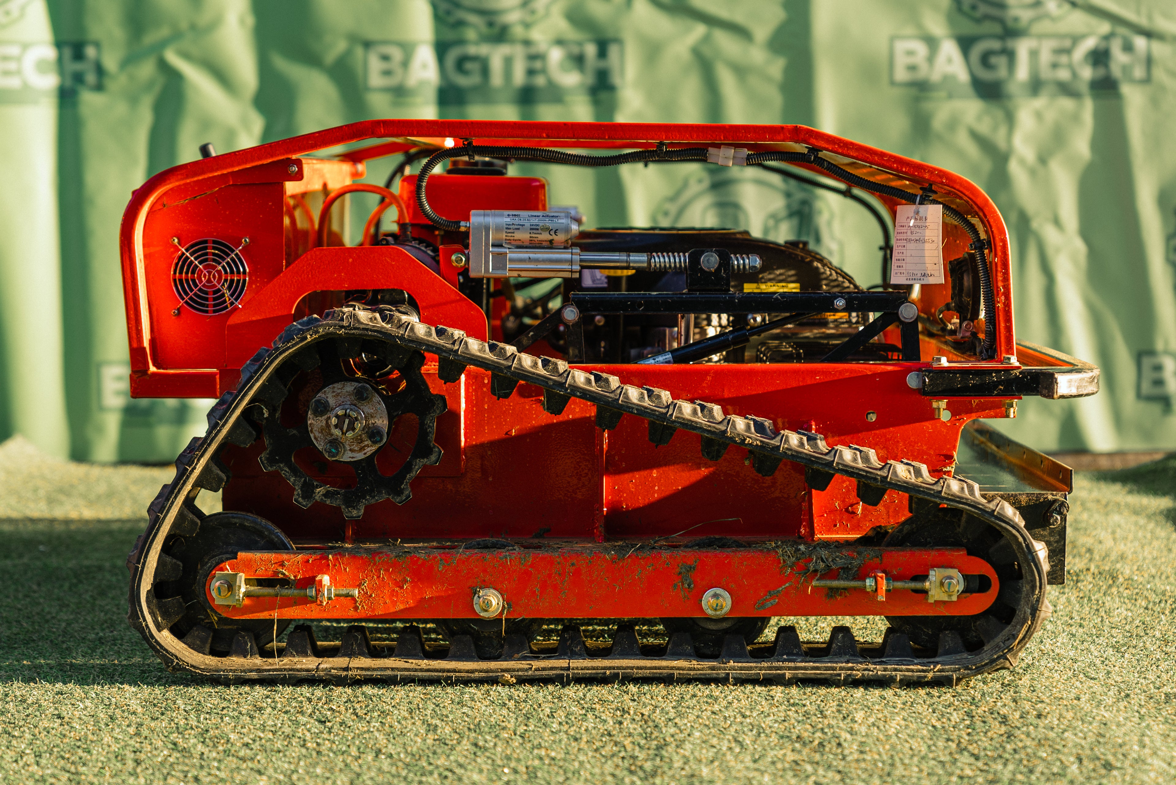 Ďiaľkovo ovládaná kosačka JK-GC800