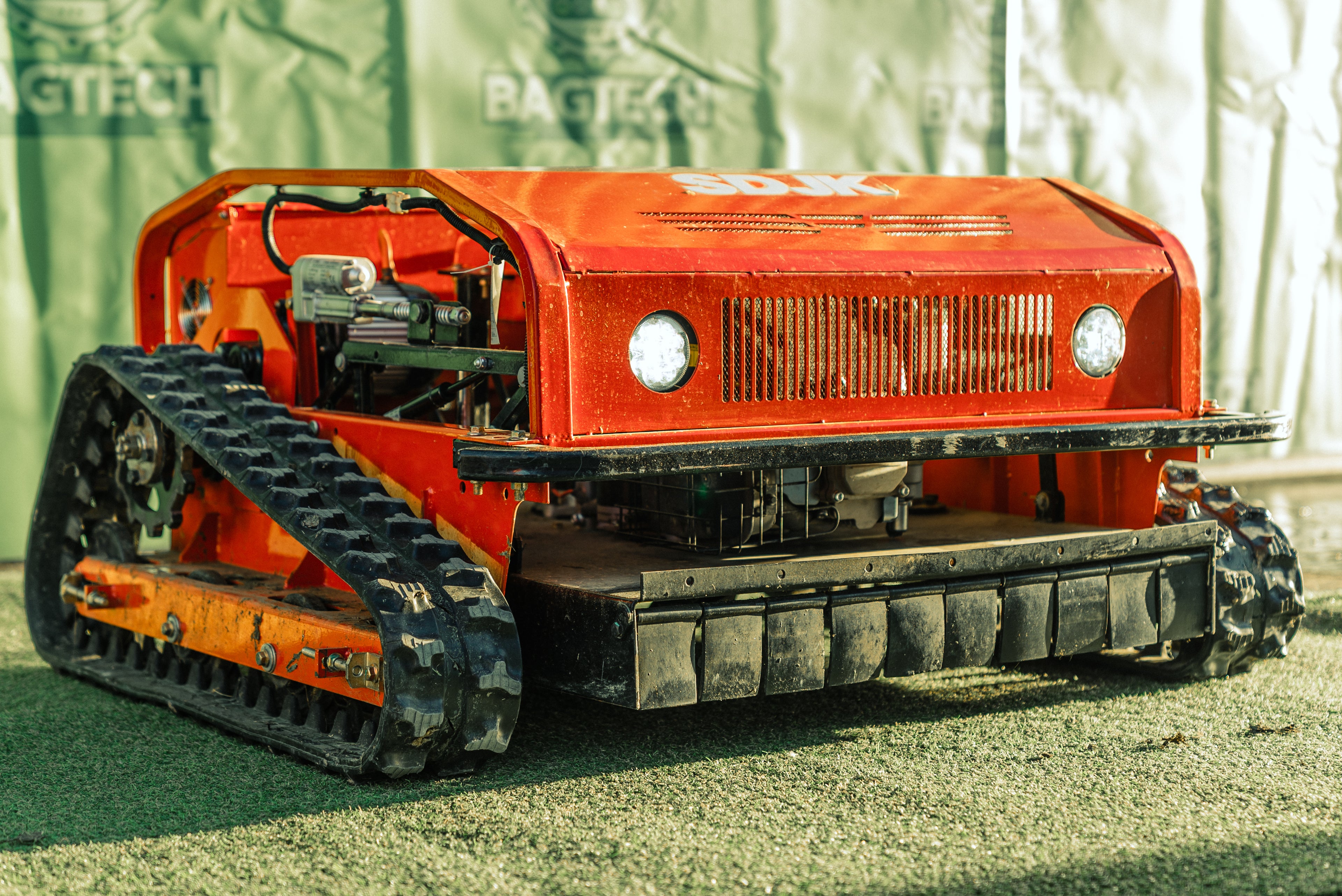 Ďiaľkovo ovládaná kosačka JK-GC800