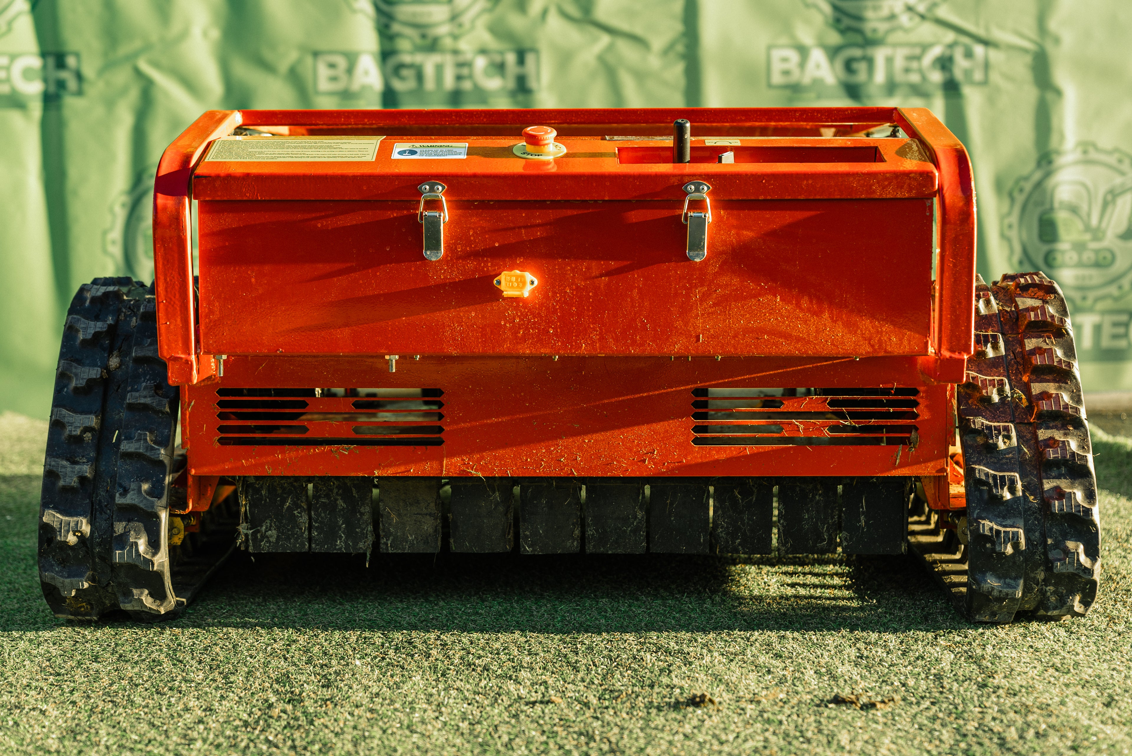 Ďiaľkovo ovládaná kosačka JK-GC800